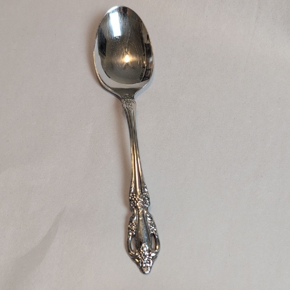Classic Oneida Distinctions Deluxe Stainless Oval Soup Spoon